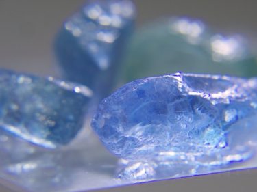 「天然石　アパタイト」透き通ったブルーは地球の涙とも呼ばれる